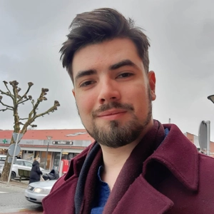 mand med lilla jakke og sort hår