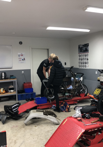 Et hold af elever der har benzin i blodet og gerne vil lære lidt basisviden omkring knallert og motor. 