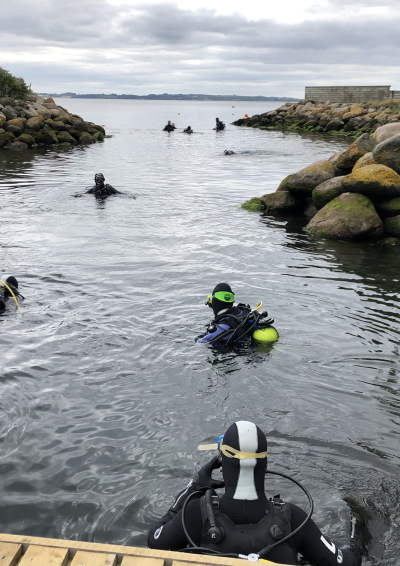 dykkere i havet, set fra oven