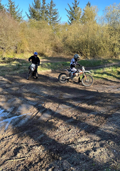 to elever på crosser på en motorbane 