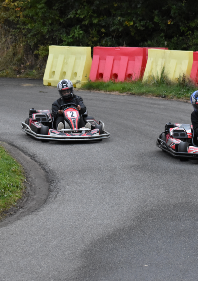 to gokarts på en asfaltsbane