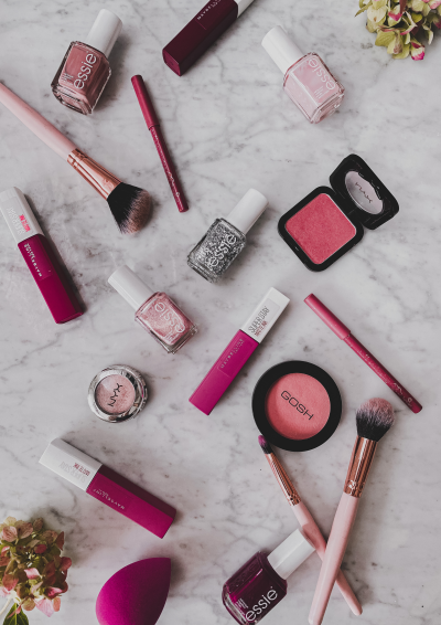 makeup på et bord