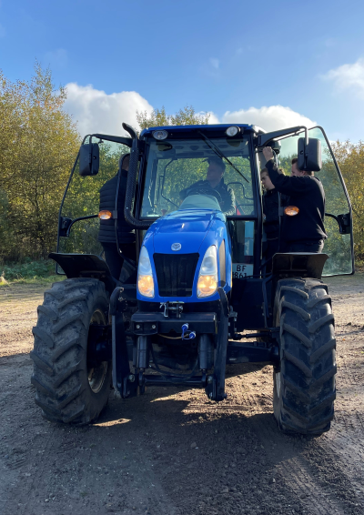 En blå traktor