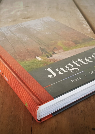 en bog hvor der står jagttegn ligger på et bord