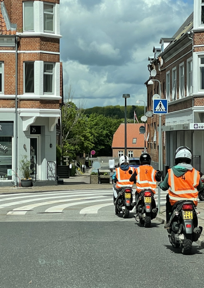 fire knallerter med orangeveste på