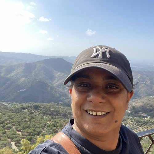 billede af kvinde med bjerge i baggrunden