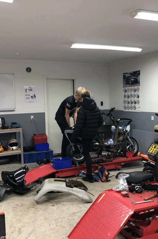Et hold af elever der har benzin i blodet og gerne vil lære lidt basisviden omkring knallert og motor. 