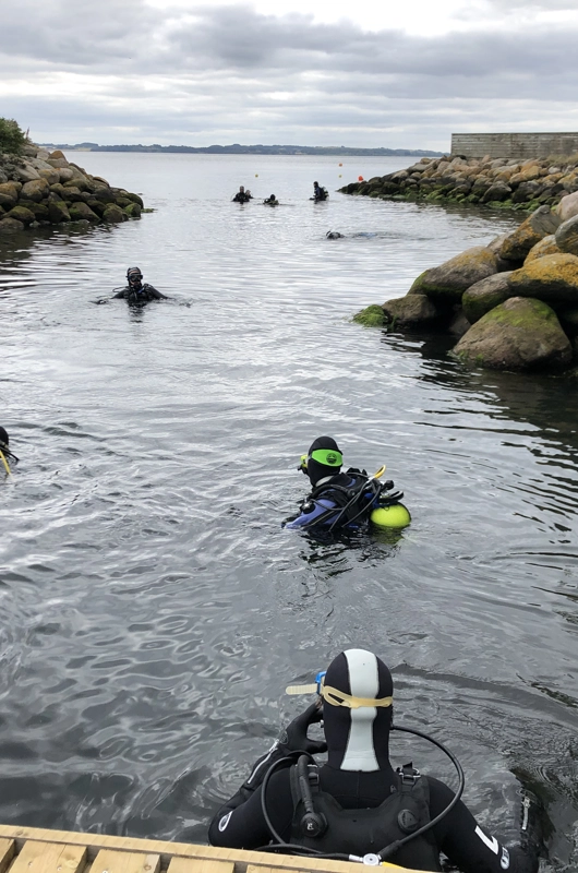 dykkere i havet, set fra oven