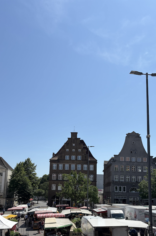 boder nede i flensborg by, der er solskin