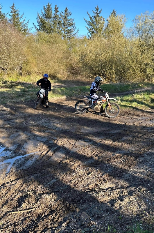 to elever på crosser på en motorbane 