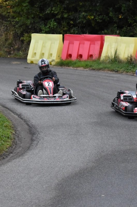 to gokarts på en asfaltsbane