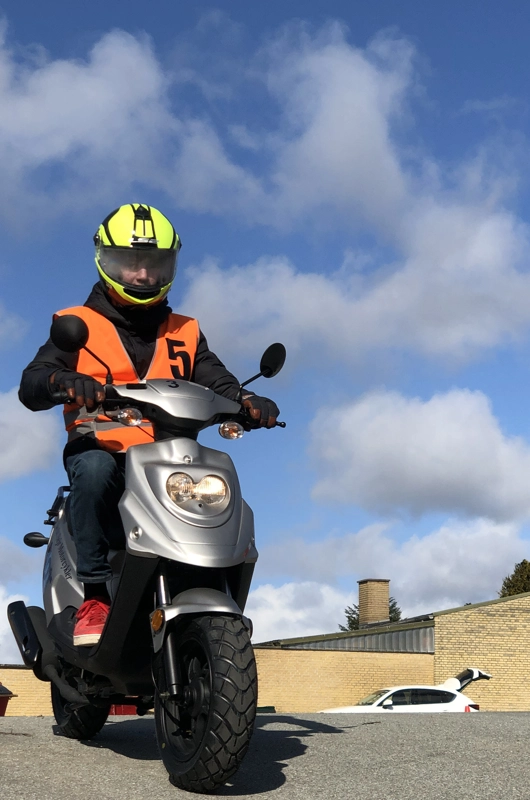 knallert elev, skolegårdskørsel. 