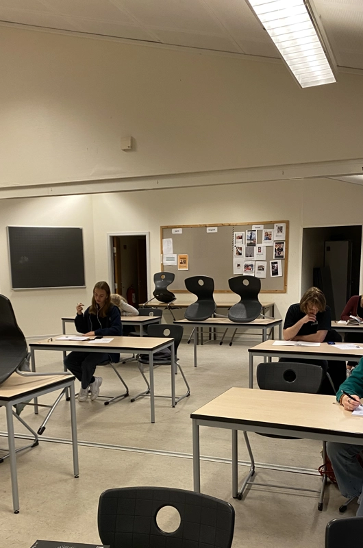 elever ved borde i klasse lokale