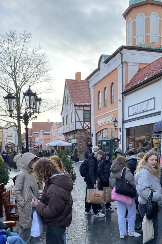 en masse unge ude på gaden ved  Neumunster outlet