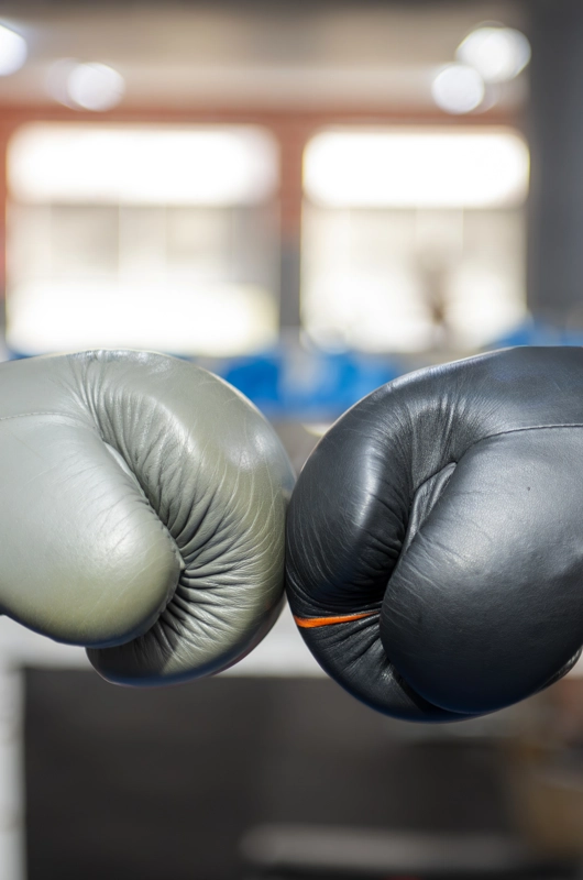 to boksehandsker mod hinanden.