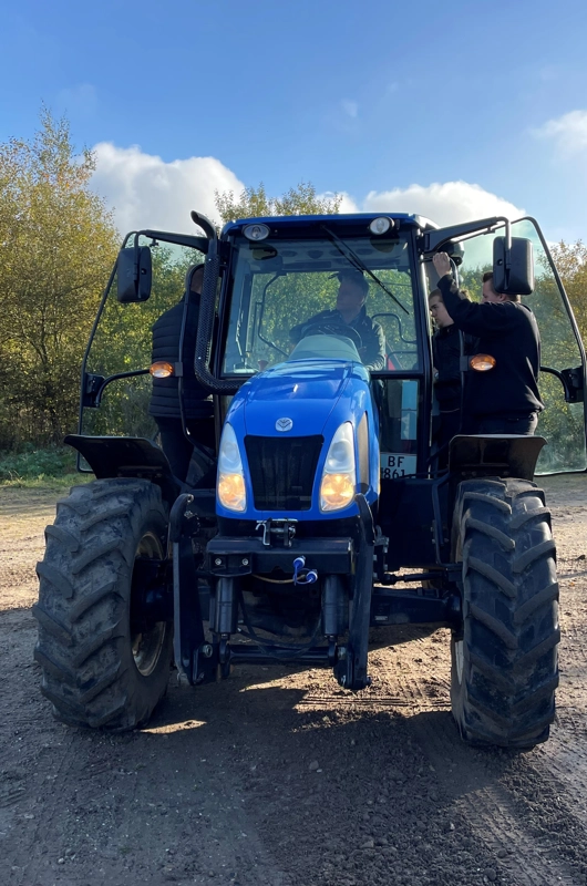 En blå traktor