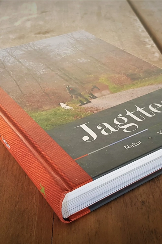 en bog hvor der står jagttegn ligger på et bord